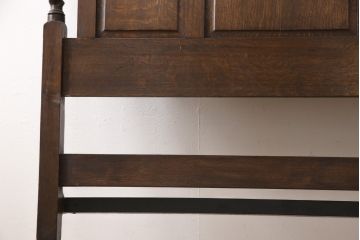 アンティーク家具　イギリス　オーク材　直線的なデザインとツイストレッグの挽き物加工が魅力!クラシカルな佇まいのベッドフレーム(セミダブル)(R-054490)