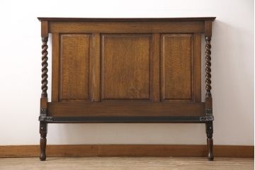 アンティーク家具　イギリス　オーク材　直線的なデザインとツイストレッグの挽き物加工が魅力!クラシカルな佇まいのベッドフレーム(セミダブル)(R-054490)