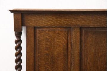 アンティーク家具　イギリス　オーク材　直線的なデザインとツイストレッグの挽き物加工が魅力!クラシカルな佇まいのベッドフレーム(セミダブル)(R-054490)