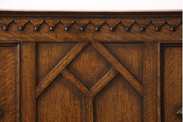 アンティーク家具　イギリス　オーク材　直線的なデザインとツイストレッグの挽き物加工が魅力!クラシカルな佇まいのベッドフレーム(セミダブル)(R-054490)