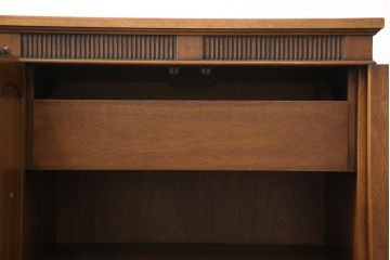 中古　DREXEL HERITAGE(ドレクセルヘリテイジ)　Triune(トライユン)　優雅な佇まいが魅力のクリデンザキャビネット(クレデンザ、サイドボード、リビングボード)(定価約66万円)(R-054491)