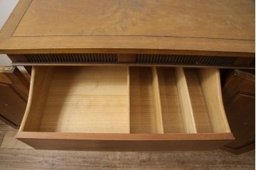 中古　DREXEL HERITAGE(ドレクセルヘリテイジ)　Triune(トライユン)　優雅な佇まいが魅力のクリデンザキャビネット(クレデンザ、サイドボード、リビングボード)(定価約66万円)(R-054491)