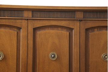 中古　DREXEL HERITAGE(ドレクセルヘリテイジ)　Triune(トライユン)　優雅な佇まいが魅力のクリデンザキャビネット(クレデンザ、サイドボード、リビングボード)(定価約66万円)(R-054491)