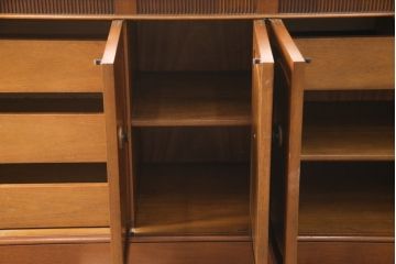 中古　DREXEL HERITAGE(ドレクセルヘリテイジ)　Triune(トライユン)　優雅な佇まいが魅力のクリデンザキャビネット(クレデンザ、サイドボード、リビングボード)(定価約66万円)(R-054492)