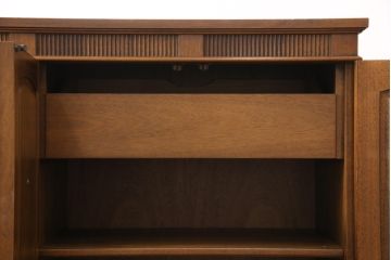 中古　DREXEL HERITAGE(ドレクセルヘリテイジ)　Triune(トライユン)　優雅な佇まいが魅力のクリデンザキャビネット(クレデンザ、サイドボード、リビングボード)(定価約66万円)(R-054492)