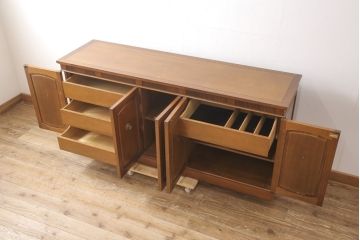 中古　DREXEL HERITAGE(ドレクセルヘリテイジ)　Triune(トライユン)　優雅な佇まいが魅力のクリデンザキャビネット(クレデンザ、サイドボード、リビングボード)(定価約66万円)(R-054492)