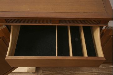 中古　DREXEL HERITAGE(ドレクセルヘリテイジ)　Triune(トライユン)　優雅な佇まいが魅力のクリデンザキャビネット(クレデンザ、サイドボード、リビングボード)(定価約66万円)(R-054492)