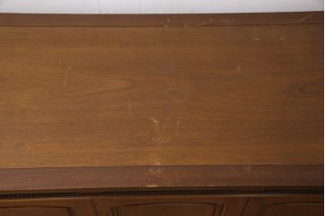 中古　DREXEL HERITAGE(ドレクセルヘリテイジ)　Triune(トライユン)　優雅な佇まいが魅力のクリデンザキャビネット(クレデンザ、サイドボード、リビングボード)(定価約66万円)(R-054492)