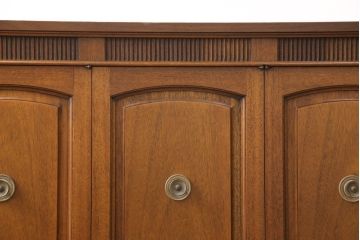 中古　DREXEL HERITAGE(ドレクセルヘリテイジ)　Triune(トライユン)　優雅な佇まいが魅力のクリデンザキャビネット(クレデンザ、サイドボード、リビングボード)(定価約66万円)(R-054492)