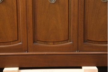 中古　DREXEL HERITAGE(ドレクセルヘリテイジ)　Triune(トライユン)　優雅な佇まいが魅力のクリデンザキャビネット(クレデンザ、サイドボード、リビングボード)(定価約66万円)(R-054492)