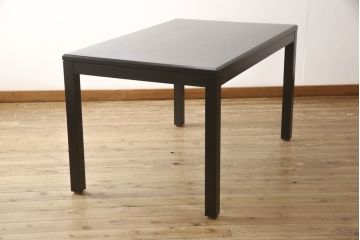 中古　美品　秋田木工　直線的なシンプルなデザインでモダンな空間を演出するダイニングテーブル(2人掛け、4人掛け)(R-054497)