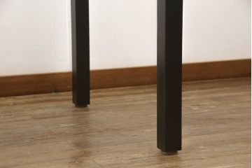 中古　美品　秋田木工　直線的なシンプルなデザインでモダンな空間を演出するダイニングテーブル(2人掛け、4人掛け)(R-054497)