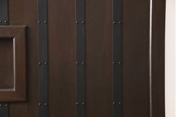 アンティーク建具　明治期　当店リメイク　縦に並んだ帯鉄がアンティークモダンな雰囲気を醸し出すクリアガラス入り格子蔵戸1枚(玄関戸、格子戸、引き戸)(R-054507)