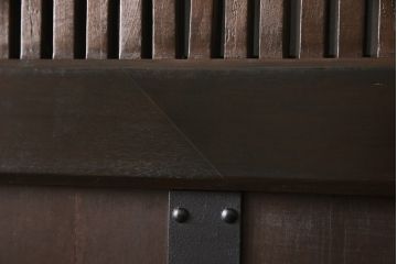 アンティーク建具　明治期　当店リメイク　縦に並んだ帯鉄がアンティークモダンな雰囲気を醸し出すクリアガラス入り格子蔵戸1枚(玄関戸、格子戸、引き戸)(R-054507)