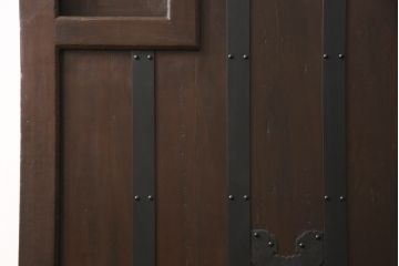 アンティーク建具　明治期　当店リメイク　縦に並んだ帯鉄がアンティークモダンな雰囲気を醸し出すクリアガラス入り格子蔵戸1枚(玄関戸、格子戸、引き戸)(R-054507)
