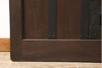 アンティーク建具　明治期　当店リメイク　縦に並んだ帯鉄がアンティークモダンな雰囲気を醸し出すクリアガラス入り格子蔵戸1枚(玄関戸、格子戸、引き戸)(R-054507)