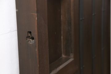 アンティーク建具　明治期　当店リメイク　縦に並んだ帯鉄がアンティークモダンな雰囲気を醸し出すクリアガラス入り格子蔵戸1枚(玄関戸、格子戸、引き戸)(R-054507)