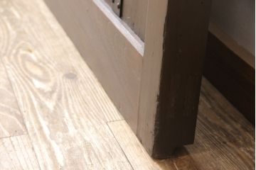 アンティーク建具　明治期　当店リメイク　縦に並んだ帯鉄がアンティークモダンな雰囲気を醸し出すクリアガラス入り格子蔵戸1枚(玄関戸、格子戸、引き戸)(R-054507)
