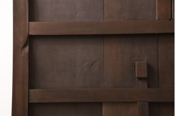 アンティーク建具　明治期　当店リメイク　縦に並んだ帯鉄がアンティークモダンな雰囲気を醸し出すクリアガラス入り格子蔵戸1枚(玄関戸、格子戸、引き戸)(R-054507)
