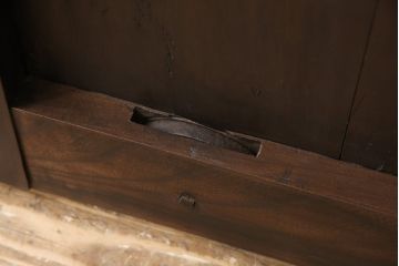 アンティーク建具　明治期　当店リメイク　縦に並んだ帯鉄がアンティークモダンな雰囲気を醸し出すクリアガラス入り格子蔵戸1枚(玄関戸、格子戸、引き戸)(R-054507)
