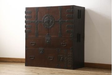 和製アンティーク　杢目の良い前面ケヤキ材　異なる色合いと重厚感ある金具が目を引く、観音開き時代箪笥(和たんす、引き出し、衣装箪笥)(R-054508)