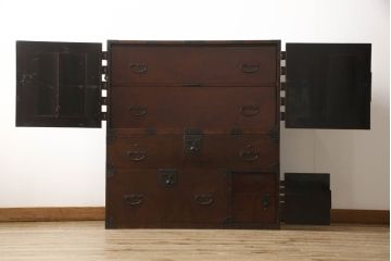 和製アンティーク　杢目の良い前面ケヤキ材　異なる色合いと重厚感ある金具が目を引く、観音開き時代箪笥(和たんす、引き出し、衣装箪笥)(R-054508)