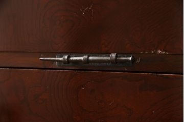 和製アンティーク　杢目の良い前面ケヤキ材　異なる色合いと重厚感ある金具が目を引く、観音開き時代箪笥(和たんす、引き出し、衣装箪笥)(R-054508)