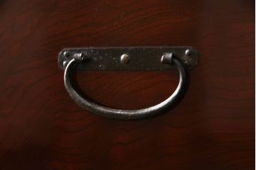 和製アンティーク　杢目の良い前面ケヤキ材　異なる色合いと重厚感ある金具が目を引く、観音開き時代箪笥(和たんす、引き出し、衣装箪笥)(R-054508)