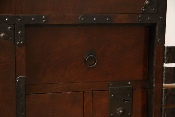 和製アンティーク　杢目の良い前面ケヤキ材　異なる色合いと重厚感ある金具が目を引く、観音開き時代箪笥(和たんす、引き出し、衣装箪笥)(R-054508)