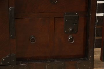 和製アンティーク　杢目の良い前面ケヤキ材　異なる色合いと重厚感ある金具が目を引く、観音開き時代箪笥(和たんす、引き出し、衣装箪笥)(R-054508)