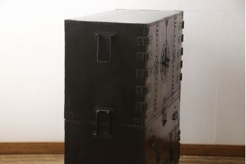 和製アンティーク　杢目の良い前面ケヤキ材　異なる色合いと重厚感ある金具が目を引く、観音開き時代箪笥(和たんす、引き出し、衣装箪笥)(R-054508)