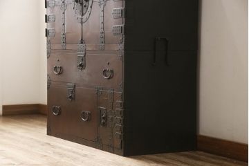 和製アンティーク　杢目の良い前面ケヤキ材　異なる色合いと重厚感ある金具が目を引く、観音開き時代箪笥(和たんす、引き出し、衣装箪笥)(R-054508)