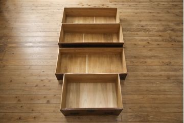 和製アンティーク　杢目の良い前面ケヤキ材　異なる色合いと重厚感ある金具が目を引く、観音開き時代箪笥(和たんす、引き出し、衣装箪笥)(R-054508)