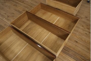 和製アンティーク　杢目の良い前面ケヤキ材　異なる色合いと重厚感ある金具が目を引く、観音開き時代箪笥(和たんす、引き出し、衣装箪笥)(R-054508)