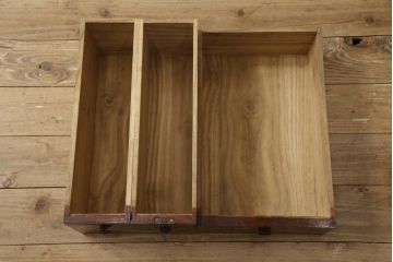 和製アンティーク　杢目の良い前面ケヤキ材　異なる色合いと重厚感ある金具が目を引く、観音開き時代箪笥(和たんす、引き出し、衣装箪笥)(R-054508)