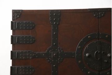 和製アンティーク　杢目の良い前面ケヤキ材　異なる色合いと重厚感ある金具が目を引く、観音開き時代箪笥(和たんす、引き出し、衣装箪笥)(R-054508)