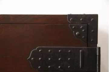 和製アンティーク　杢目の良い前面ケヤキ材　異なる色合いと重厚感ある金具が目を引く、観音開き時代箪笥(和たんす、引き出し、衣装箪笥)(R-054508)