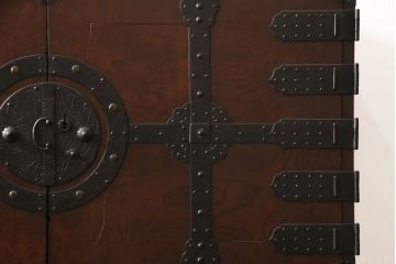 和製アンティーク　杢目の良い前面ケヤキ材　異なる色合いと重厚感ある金具が目を引く、観音開き時代箪笥(和たんす、引き出し、衣装箪笥)(R-054508)