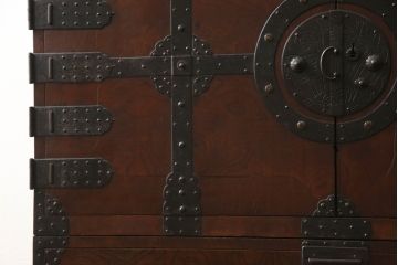 和製アンティーク　杢目の良い前面ケヤキ材　異なる色合いと重厚感ある金具が目を引く、観音開き時代箪笥(和たんす、引き出し、衣装箪笥)(R-054508)