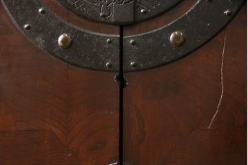 和製アンティーク　杢目の良い前面ケヤキ材　異なる色合いと重厚感ある金具が目を引く、観音開き時代箪笥(和たんす、引き出し、衣装箪笥)(R-054508)