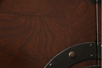 和製アンティーク　杢目の良い前面ケヤキ材　異なる色合いと重厚感ある金具が目を引く、観音開き時代箪笥(和たんす、引き出し、衣装箪笥)(R-054508)