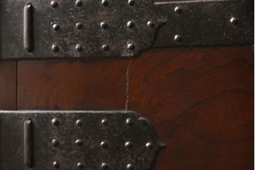 和製アンティーク　杢目の良い前面ケヤキ材　異なる色合いと重厚感ある金具が目を引く、観音開き時代箪笥(和たんす、引き出し、衣装箪笥)(R-054508)