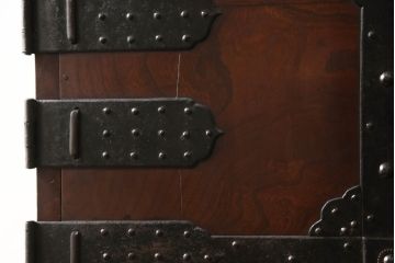 和製アンティーク　杢目の良い前面ケヤキ材　異なる色合いと重厚感ある金具が目を引く、観音開き時代箪笥(和たんす、引き出し、衣装箪笥)(R-054508)