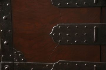 和製アンティーク　杢目の良い前面ケヤキ材　異なる色合いと重厚感ある金具が目を引く、観音開き時代箪笥(和たんす、引き出し、衣装箪笥)(R-054508)