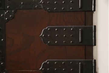 和製アンティーク　杢目の良い前面ケヤキ材　異なる色合いと重厚感ある金具が目を引く、観音開き時代箪笥(和たんす、引き出し、衣装箪笥)(R-054508)