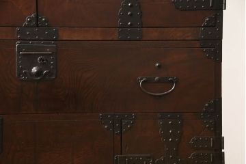 和製アンティーク　杢目の良い前面ケヤキ材　異なる色合いと重厚感ある金具が目を引く、観音開き時代箪笥(和たんす、引き出し、衣装箪笥)(R-054508)