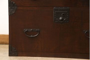 和製アンティーク　杢目の良い前面ケヤキ材　異なる色合いと重厚感ある金具が目を引く、観音開き時代箪笥(和たんす、引き出し、衣装箪笥)(R-054508)