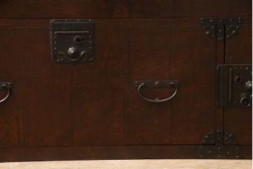 和製アンティーク　杢目の良い前面ケヤキ材　異なる色合いと重厚感ある金具が目を引く、観音開き時代箪笥(和たんす、引き出し、衣装箪笥)(R-054508)