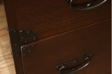 和製アンティーク　杢目の良い前面ケヤキ材　異なる色合いと重厚感ある金具が目を引く、観音開き時代箪笥(和たんす、引き出し、衣装箪笥)(R-054508)