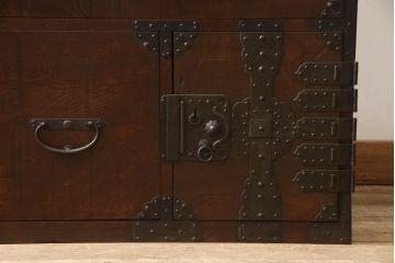 和製アンティーク　杢目の良い前面ケヤキ材　異なる色合いと重厚感ある金具が目を引く、観音開き時代箪笥(和たんす、引き出し、衣装箪笥)(R-054508)